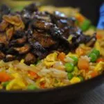Ryż z warzywami i wołowiną z czosnkiem smażoną na maśle