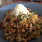 Tymiankowe risotto z chorizo, cieciorką i kurkami